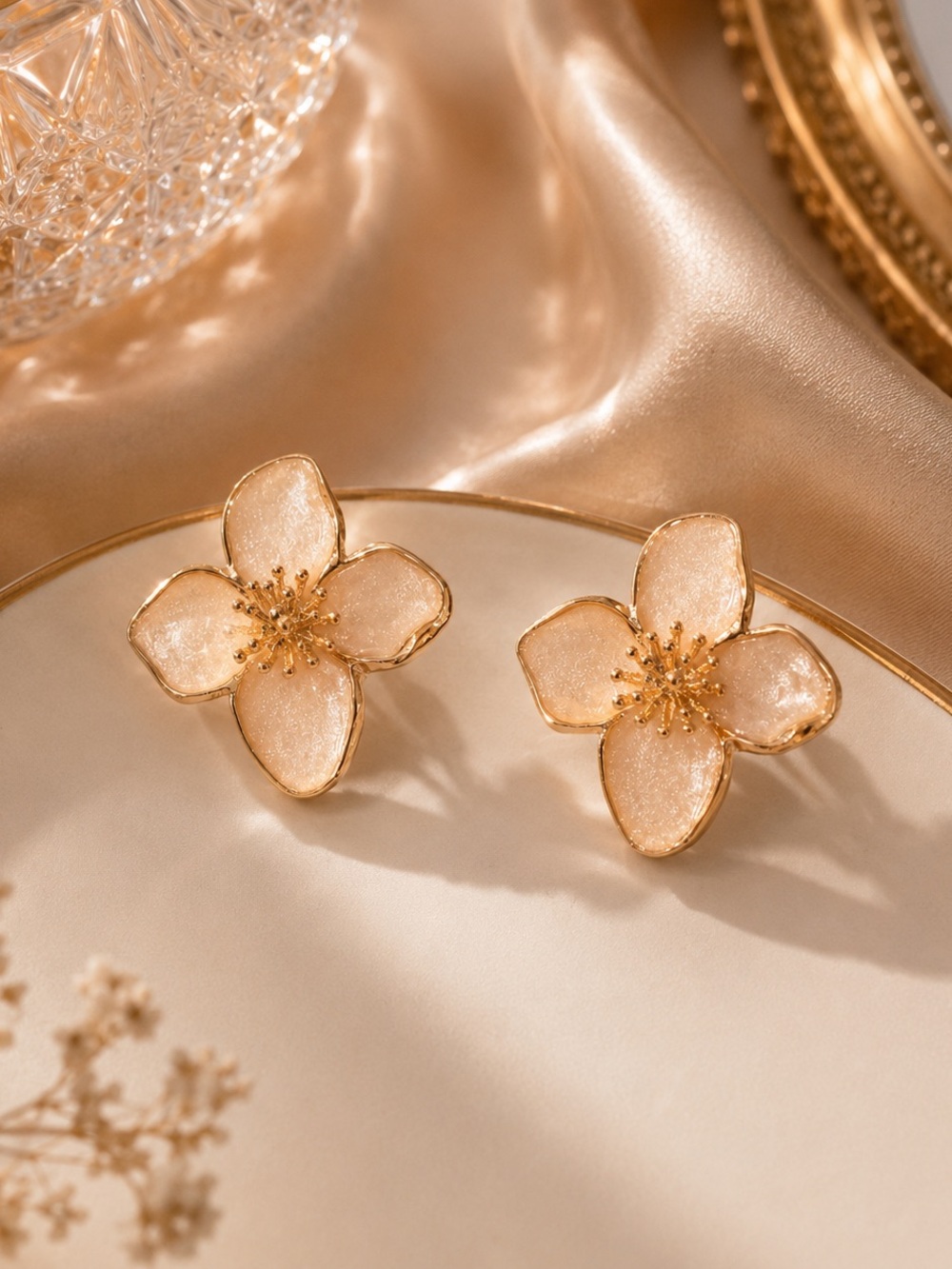 Gold-Trim White Floral Stud Earrings - Elegant Women Jewelry